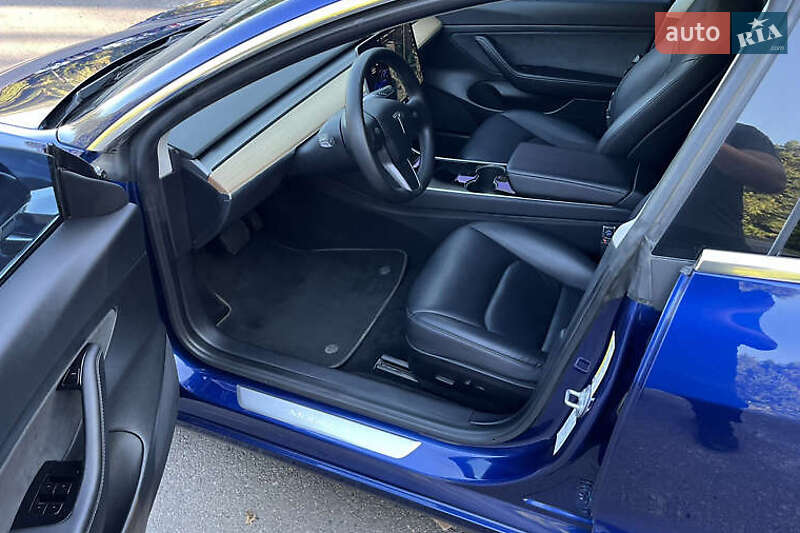 Седан Tesla Model 3 2020 в Києві