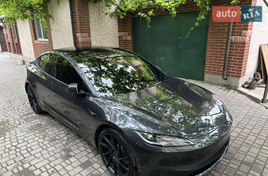 Седан Tesla Model 3 2024 в 