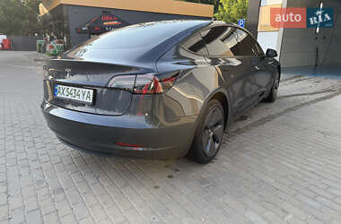 Седан Tesla Model 3 2022 в 