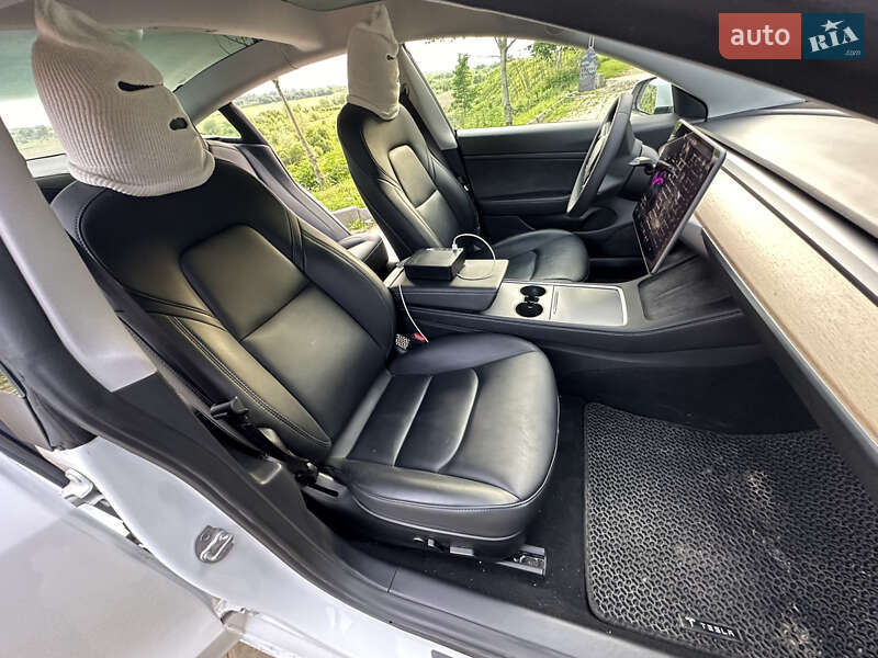 Седан Tesla Model 3 2021 в Калуше
