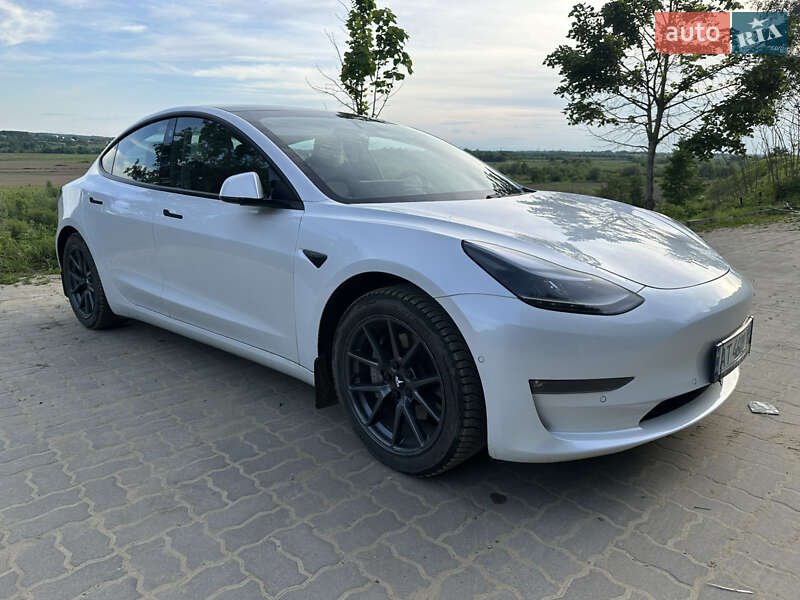 Седан Tesla Model 3 2021 в Калуше