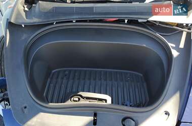 Седан Tesla Model 3 2025 в 