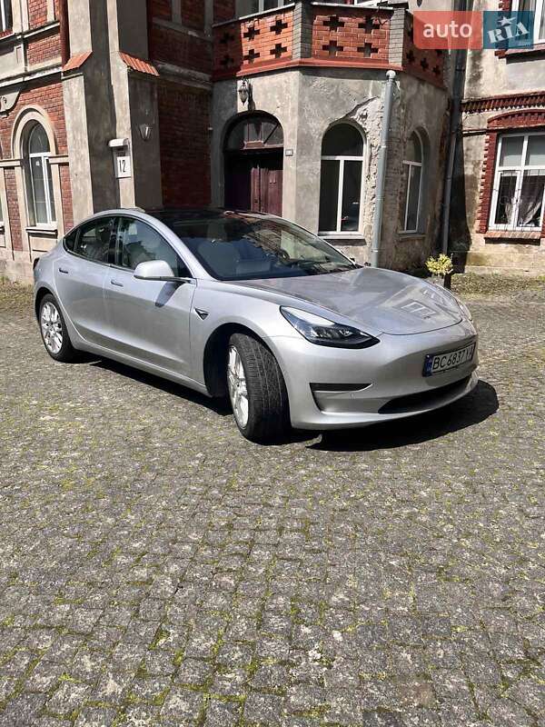 Седан Tesla Model 3 2018 в Львові