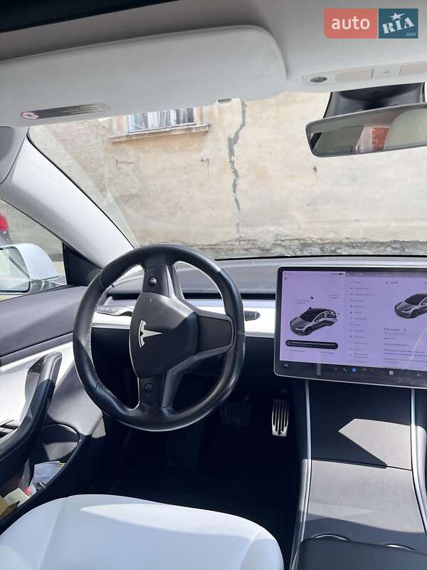 Седан Tesla Model 3 2018 в Львові