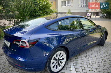 Седан Tesla Model 3 2022 в 