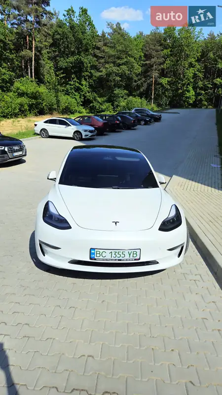 Седан Tesla Model 3 2021 в 