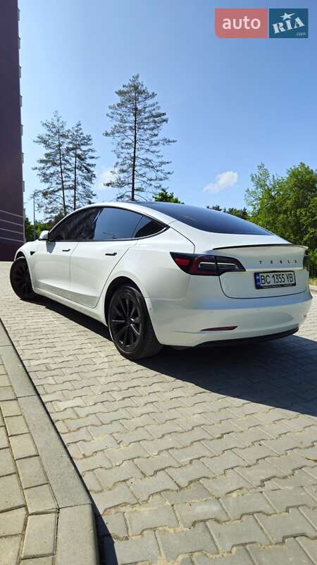 Седан Tesla Model 3 2021 в Новояворовске