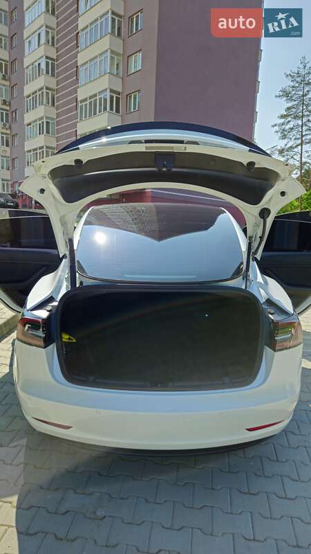 Седан Tesla Model 3 2021 в Новояворовске