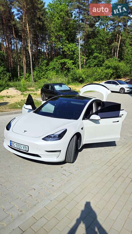 Седан Tesla Model 3 2021 в Новояворовске