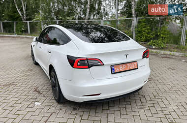 Седан Tesla Model 3 2022 в 