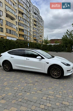 Седан Tesla Model 3 2022 в 