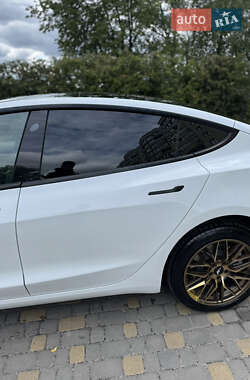 Седан Tesla Model 3 2022 в 