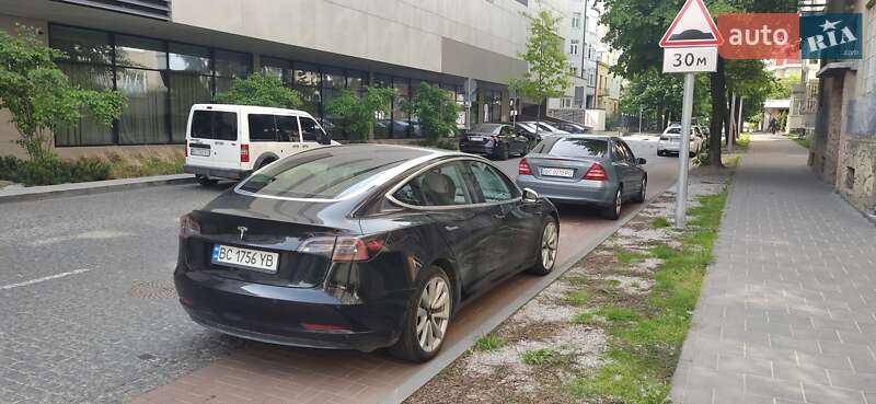 Седан Tesla Model 3 2018 в Львове