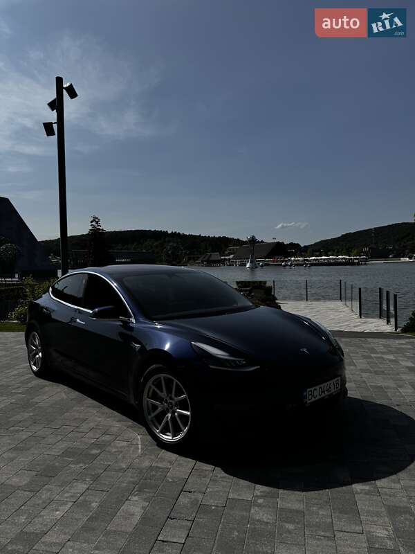 Седан Tesla Model 3 2018 в Львове