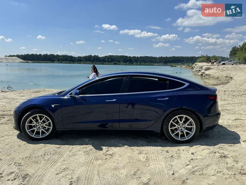 Седан Tesla Model 3 2018 в Львове