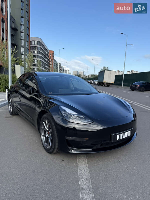 Седан Tesla Model 3 2021 в Киеве