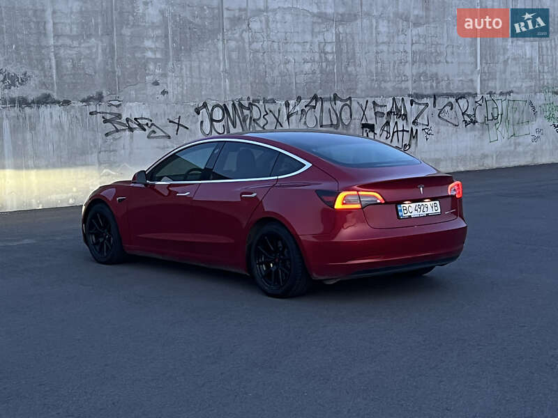 Седан Tesla Model 3 2020 в Львове