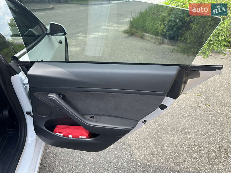 Седан Tesla Model 3 2023 в Киеве фото 29 Седан Tesla Model 3 2023 в Киеве