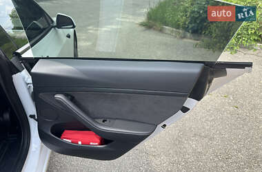 Седан Tesla Model 3 2023 в 