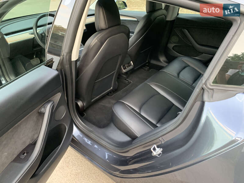 Седан Tesla Model 3 2021 в Киеве