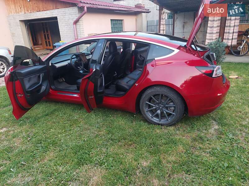 Седан Tesla Model 3 2019 в Ужгороде