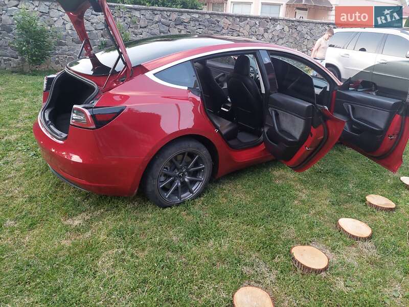 Седан Tesla Model 3 2019 в Ужгороде