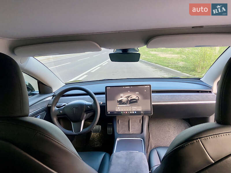 Седан Tesla Model 3 2023 в Львове