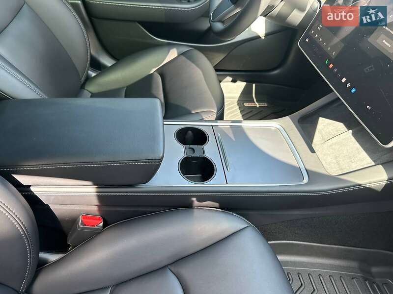 Седан Tesla Model 3 2021 в Луцке