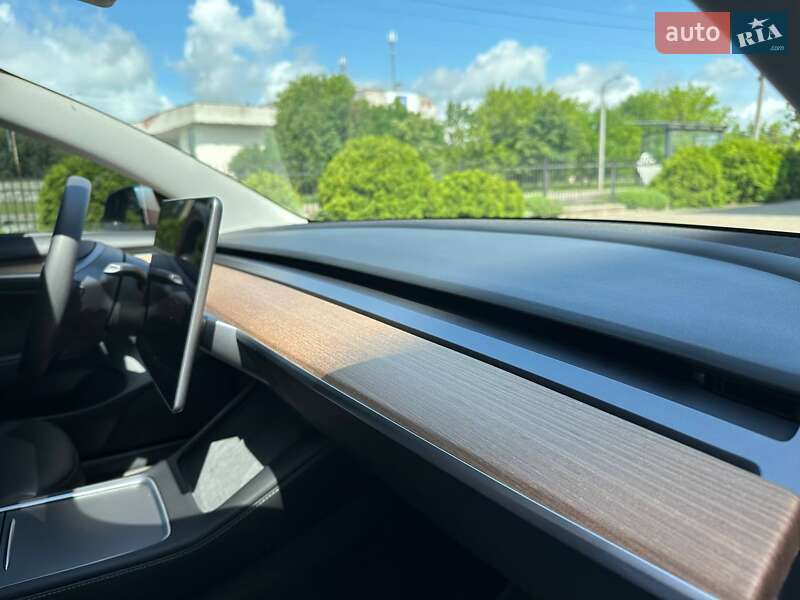 Седан Tesla Model 3 2021 в Луцке