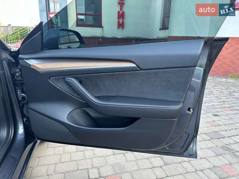 Седан Tesla Model 3 2021 в Луцке
