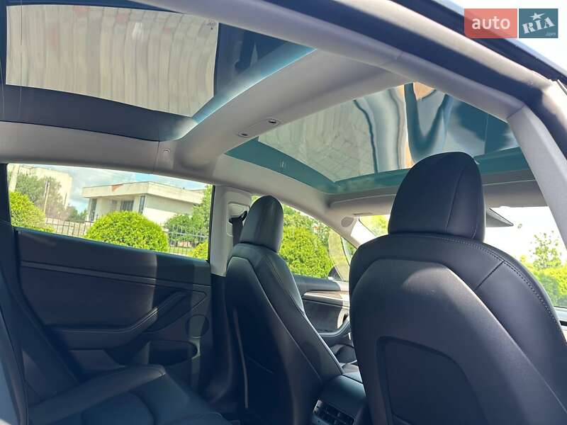 Седан Tesla Model 3 2021 в Луцке