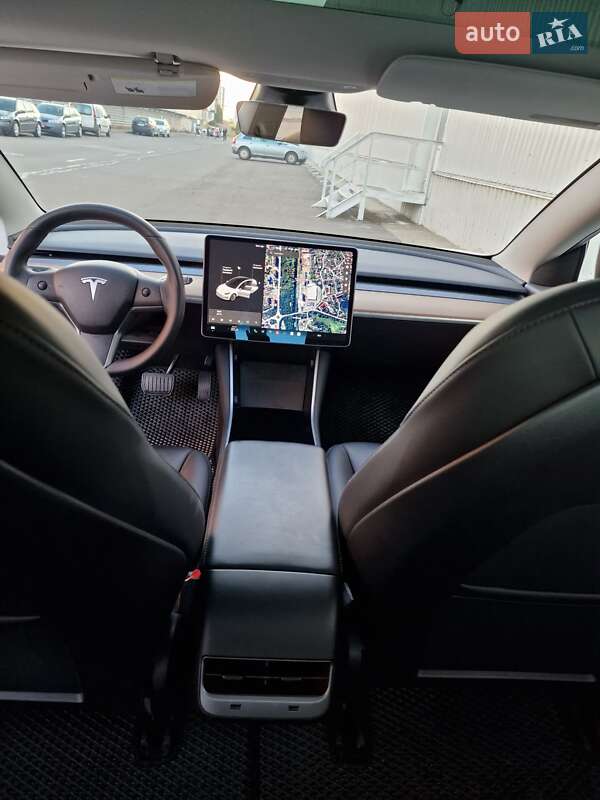 Седан Tesla Model 3 2020 в Луцке