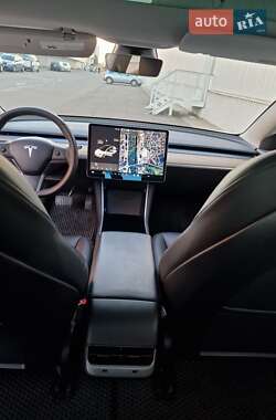 Седан Tesla Model 3 2020 в 