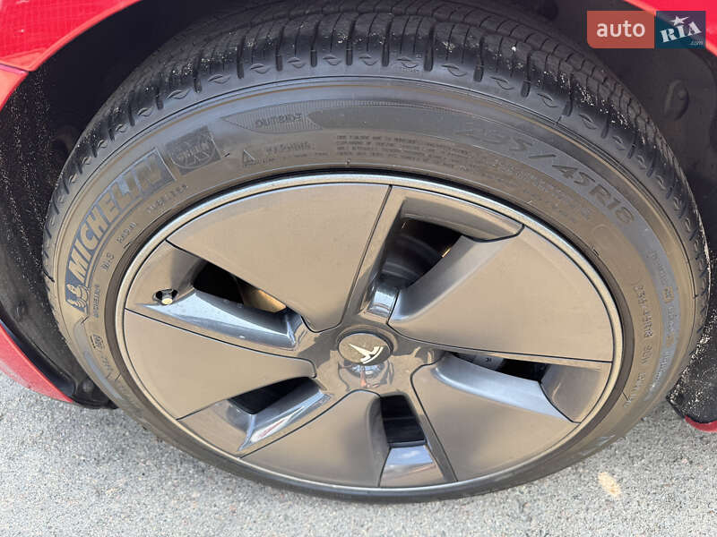 Седан Tesla Model 3 2021 в Киеве