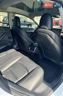 Седан Tesla Model 3 2023 в 