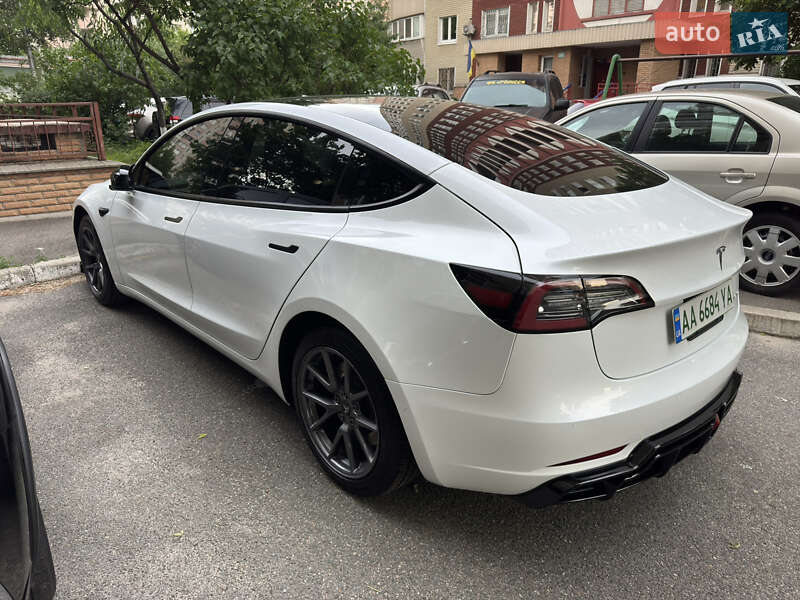 Седан Tesla Model 3 2021 в Киеве
