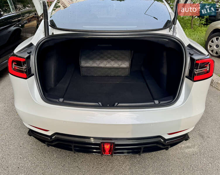 Седан Tesla Model 3 2021 в Киеве
