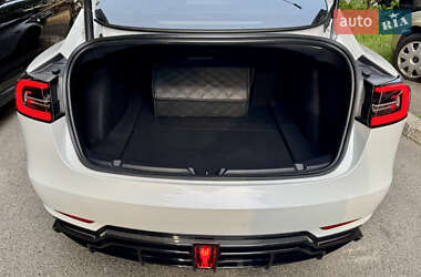 Седан Tesla Model 3 2021 в 