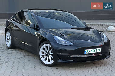 Седан Tesla Model 3 2022 в 