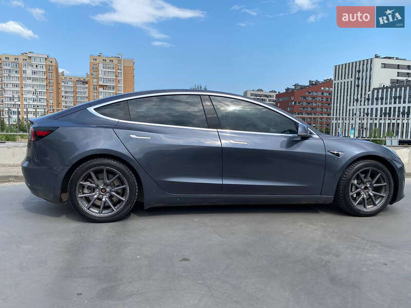 Седан Tesla Model 3 2020 в Львове