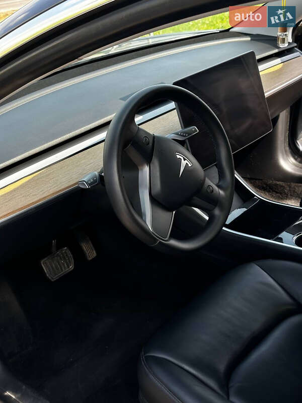 Седан Tesla Model 3 2020 в Львове