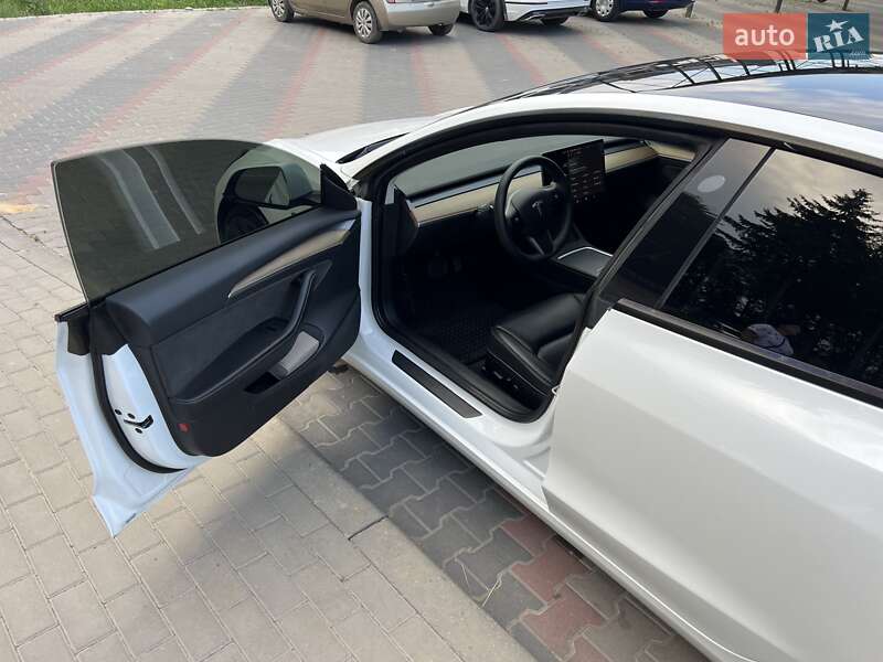Седан Tesla Model 3 2021 в Виннице