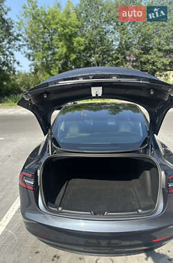 Седан Tesla Model 3 2023 в 