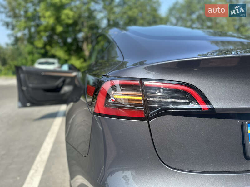 Седан Tesla Model 3 2023 в Ірпені