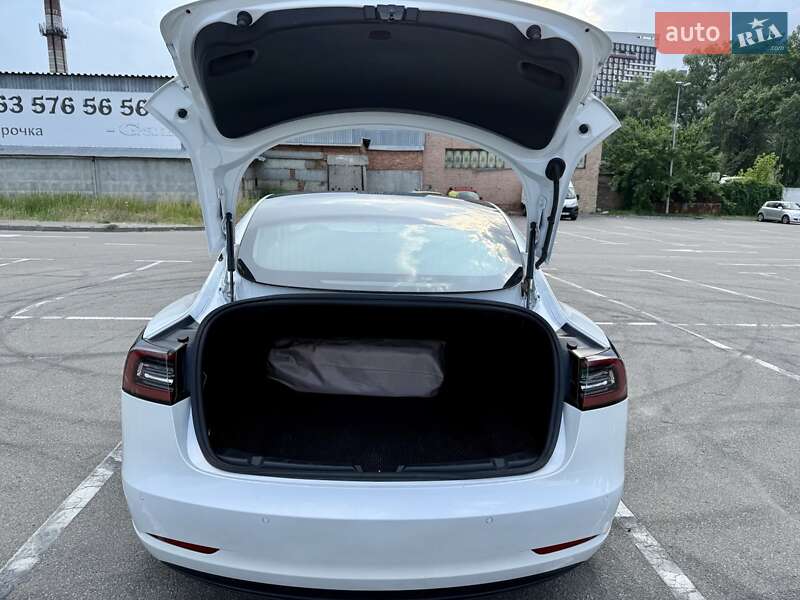 Седан Tesla Model 3 2020 в Киеве