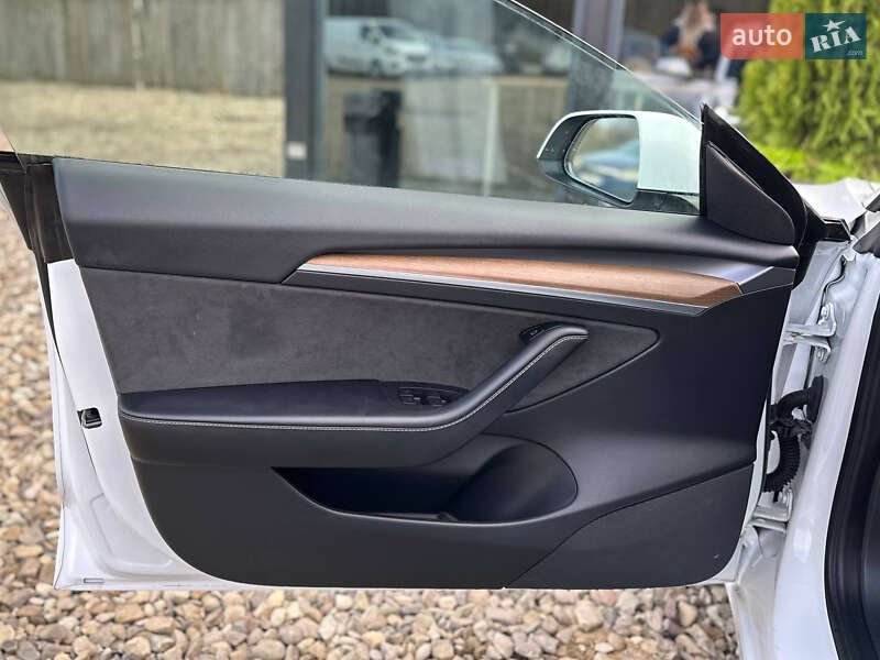 Седан Tesla Model 3 2022 в Львове