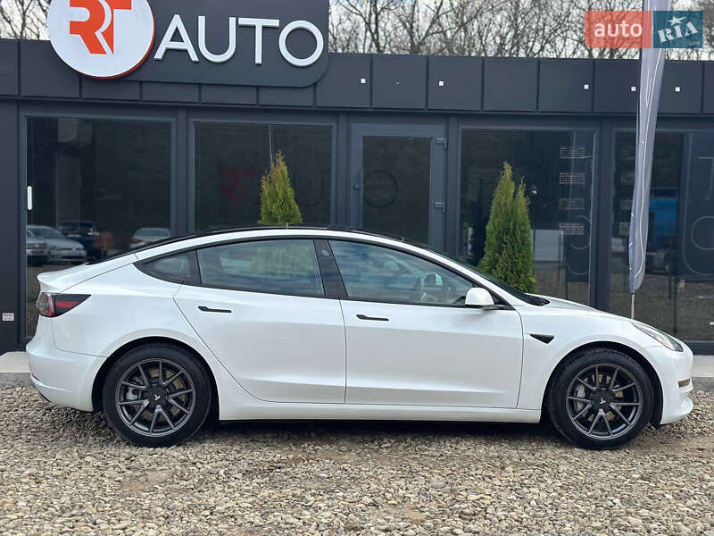 Седан Tesla Model 3 2022 в Львове
