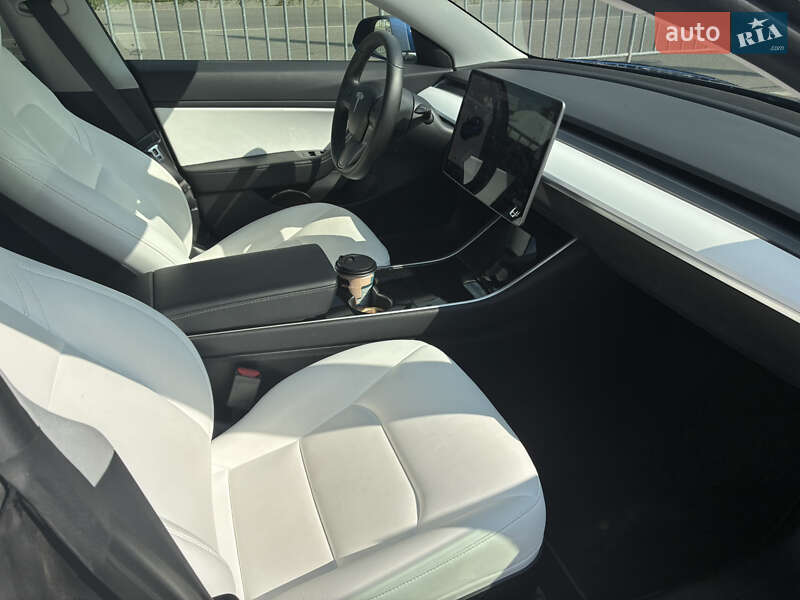 Седан Tesla Model 3 2019 в Шостці