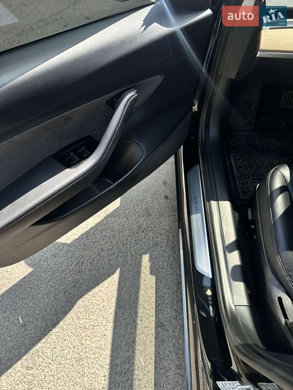 Седан Tesla Model 3 2020 в Дніпрі