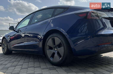 Седан Tesla Model 3 2022 в 